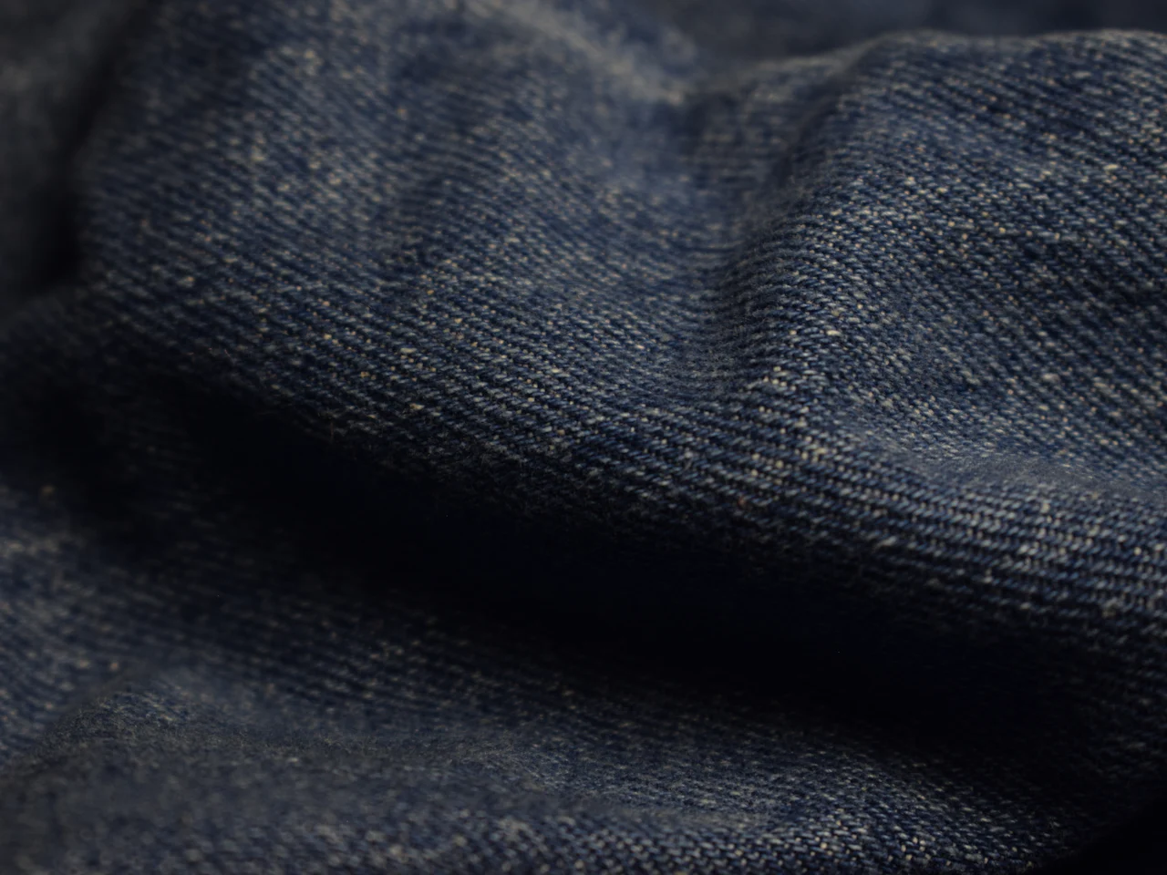 Dokumanın çapraz dimi çizgisini gösteren koyu çivit rengi denim